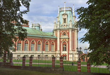 Fototapeta na wymiar In Tsaritsyn Park. Palace and Park ensemble of the XVIII century, architect Vasily Bazhenov. Corner tower of the 