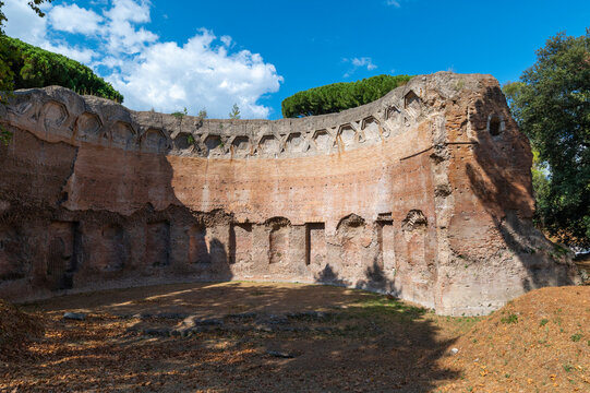 Rome, Baths of Trajan detail of the exedra decorated with hexagonal caissons covered in stucco erected a few years after the fire of the Domus Aurea, Colle Oppio, near the Colosseum Park. Italy.