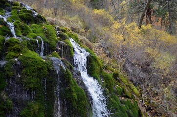 Fototapeta na wymiar Tourist places of Gorny Altai, Emurlinsky waterfall.