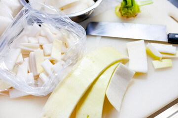 青首大根の皮の短冊切り