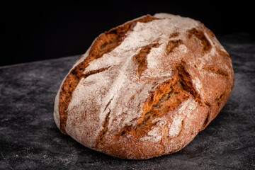 dunkles brot vor schwarzem hintergrund