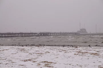 Fotobehang De Oostzee, Sopot, Polen Sneeuw op het strand van Sopot, Oostzee, Polen 2018