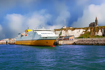 Obraz premium Dieppe. Ferry à quai dans le port et église Notre-Dame de Bon-Secours. Seine-Maritime. Normandie 