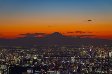 Fototapeta na wymiar 夕暮れの街と富士山