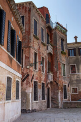 Fototapeta na wymiar Maisons sur le Campo Sant'Anzolo, Venise