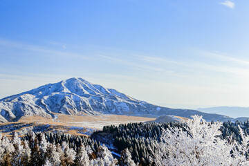 杵島岳登山道から見た冬の烏帽子岳　熊本県阿蘇市　Eboshidake in winter seen from Mt.Kijimadake Trail Kumamoto-ken Aso city