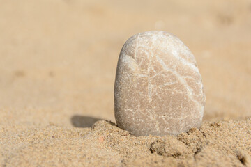 Fototapeta na wymiar Piedras redondas en la playa al lado del mar