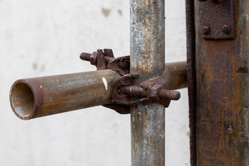 A close up of a metal scaffolding pole with a cleat
