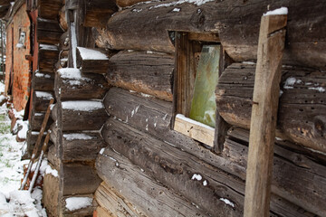 Fototapeta na wymiar Old wooden building of log cabins in the countryside