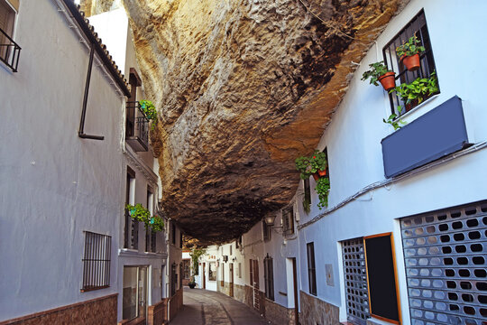 Fototapeta Curious and surprising street of Setenil de las Bodegas, where their houses are under a large giant rock, Cadiz, Andalusia, Spain