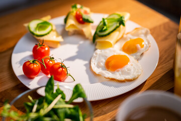 Fototapeta Zdrowe śniadanie -zoptymalizowana dieta - jajko sadzone obraz