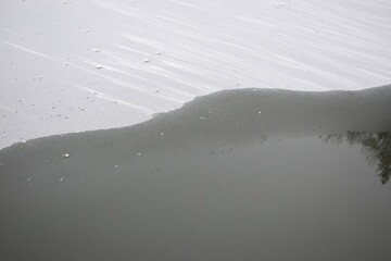 zugefrorener Heilbachsee im Winter