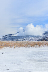 冬の阿蘇山と草千里ヶ浜　熊本県阿蘇市　Mt.Aso in winter and Kusasenrigahama Kumamoto-ken Aso city
