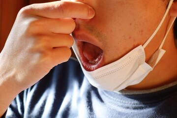 マスクをした男性が口臭を気にする