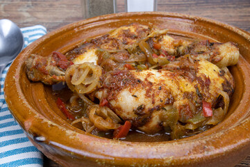 cuisse de poulet cuisiné aux oignons et poivrons