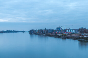 Fototapeta na wymiar Kaiserbrücke in Mainz an einem Wintermorgen