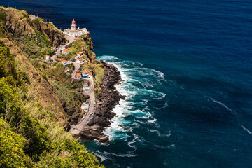 Der fantastische Blick auf den Leuchtturm von Nordeste direkt an der Steilküste der Azoren-Insel...