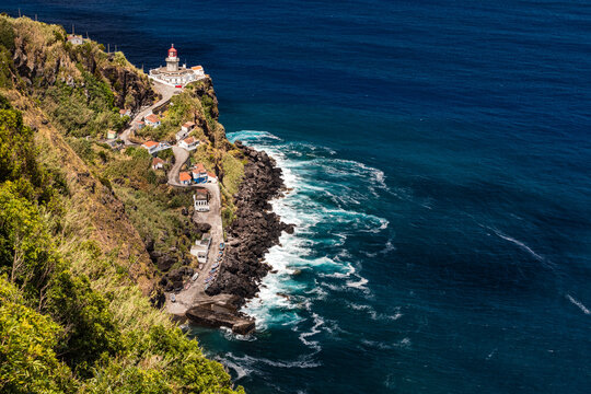 Der fantastische Blick auf den Leuchtturm von Nordeste direkt an der Steilk&uuml;ste der Azoren-Insel S&atilde;o Miguel