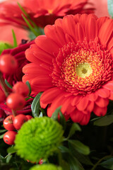 Strauß mit roten Blumen für den Valentinstag