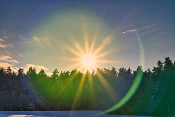 Im Wald - Sonnenstrahlen scheinen durch die Bäume im Abendrot - Energie auftanken in der Natur...