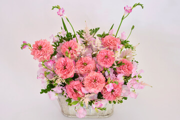 Flower arrangement on white background　バラ オール4キュートを使ったフラワーアレンジメント