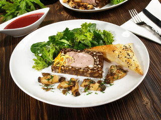 Rehterrine mut Sauce Cumberland und Pilzen