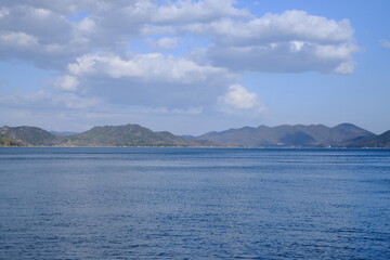 夏の青い海と空