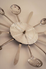 kitchen clock made with cutlery knife fork spoon numbers time córdoba argentina