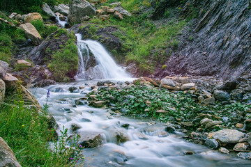 Cascadas de agua con efecto seda en Cerler. Pirineos