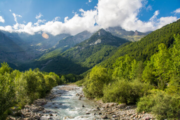 Fototapeta na wymiar Valle de la Pineta. Pirineo Aragonés. Paisaje de alta montaña