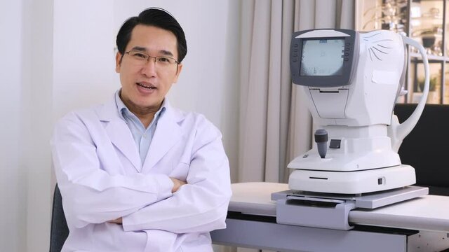 Ophthalmologist explaning about process of check eyesight with refractometer machine for eyes exam in eyeglass shop.
