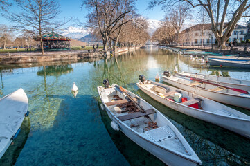 Fototapeta na wymiar Annecy, la Venise des Alpes, son lac et sa vieille ville