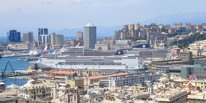 Vue du port et de la ville de G&ecirc;nes en Italie avec les navires de croisi&egrave;res le MSC Armonia et le MSC Splendida en escale le 15 juillet 2017.