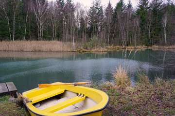 Fototapeta premium Ein Boot liegt am Ufer vom Bruchsee bei Duingen in Niedersachsen