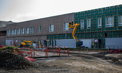 Vendée,France;7 janvier 2021:
chantier du futur lycée de Saint Gilles Croix de Vie pose de la façade en bois,un engin de chantier loué chez KILOUTOU,le pare-vapeur multivap 200 Ubbink encore visible.