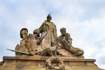Obraz premium Möwe sitzt auf dem Kriegerdenkmal, an der Nordbrücke in Edinburgh
