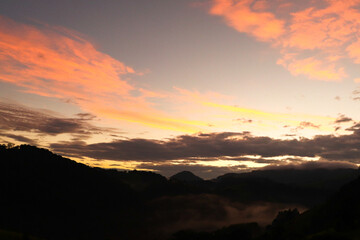 Nascer do sol no campo