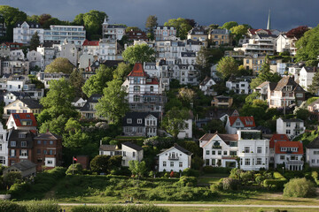 Fototapeta premium Blick auf Blankenese vom Schiff