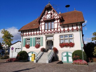 Rathaus mit Fachwerk in Iznang am Bodensee, Rathaus mit Fachwerk, schönes altes Rathaus am Bodensee