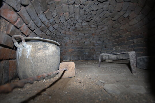 Il pentolone dentro l'antico forno in mattoni