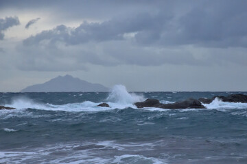 Mare mosso, sfondo su Montecristo