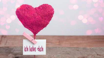 Valentinstag Liebe Hochzeit Geburtstag Hintergrund Banner Grußkarte - Pinkes Ballon Herz und weißes Papier Notiz mit den Worten: Ich liebe dich, auf rustikalem vintage Holztisch mit romantischem Bokeh