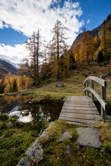 Fototapeta na wymiar i migliori 10 posti da visitare con ponte in legno romantico e panorama sulle montagne