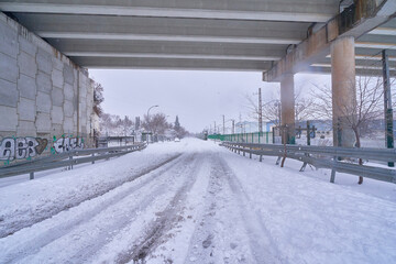Carretera debajo de un puente llena de nieve