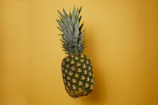 Ananas vor gelben Hintergrund mit Schatten - Pineapple against yellow Backdrop with Shadow