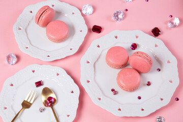 ハートレースのお皿に乗せたマカロン