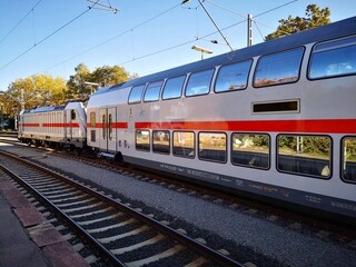 Naklejka premium Fernreisezug der Deutschen Bahn , Radreisen, Zug im Bahnhof, Personenzug