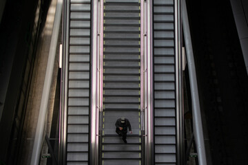 Mann auf Rolltreppe 