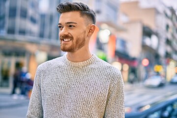 Fototapeta premium Young caucasian man smiling happy standing at the city.