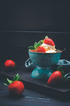 Vanille Eis mit Erdbeeren